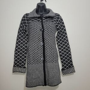 Women's Black and White Patterned Sweater